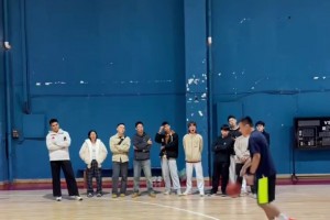 丁佳寧演示南斯拉夫步：這屬于走步，詹姆斯經(jīng)常用，但比賽中一般不會(huì)吹