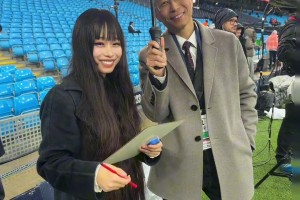 詹俊也是好起來了能幫大老師撐傘，俊哥這套英倫風(fēng)的行頭太對味兒