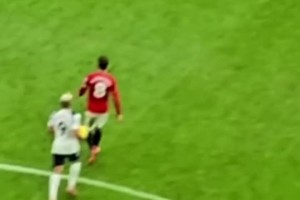 看了尷尬！里沙利松進(jìn)球后撞B費(fèi)+脫衣哭泣慶祝??