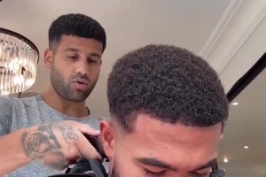 再拍就真的繃不住了！看理發(fā)師操控“乖巧”的詹姆斯！