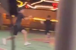 多大仇？男孩在球場猛踹女孩，警方通報：系朋友，未滿14周歲，不予處罰