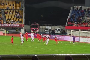 ??球迷現(xiàn)場目睹汪士欽離譜失誤：WC這什么??？