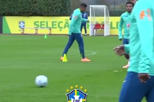 安切洛蒂正在密切監(jiān)督巴西隊(duì)的控球訓(xùn)練，一堆皇馬老熟人~
