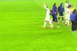 有情有義??！實(shí)拍：巴雷拉把哲科推向北看臺(tái)單獨(dú)接受致敬