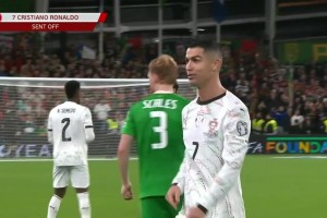 C羅肘擊染紅！C羅報(bào)復(fù)性肘擊對手！主裁查看VAR后直紅罰下！