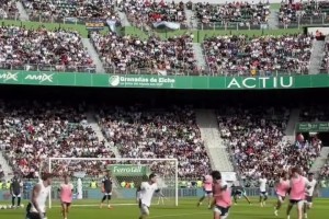 梅西在公開(kāi)訓(xùn)練上內(nèi)切破門(mén)，引起全場(chǎng)驚呼??