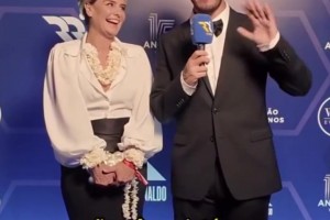 魅力十足的米蘭妮依然是當(dāng)年的足球戀人，這外星人兒子長(zhǎng)得太像了