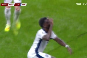 薩卡禁區(qū)內(nèi)不停球精彩凌空斬破門(mén)！英格蘭1-0領(lǐng)先塞爾維亞！