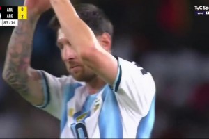 傳射建功！梅西第86分鐘被換下！全場(chǎng)球迷高呼吶喊！