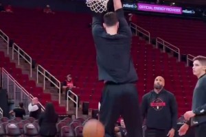 沒想到籃球場(chǎng)也有古惑仔烏鴉！白衣14號(hào)大個(gè)子長(zhǎng)得真像烏鴉