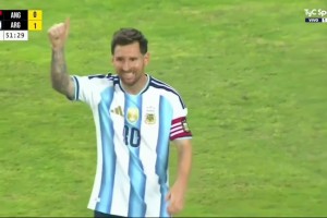 沒能壓住！德保羅送精準(zhǔn)傳中球，梅西后點(diǎn)不停球凌空射門打飛了！