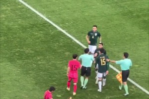 馬寧控場(chǎng)！李剛?cè)适軅沟乇粚?duì)手強(qiáng)行拉拽，馬寧果斷出牌制止