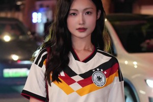 云姨穿上德國最新戰(zhàn)袍，成為街上的焦點(diǎn)??