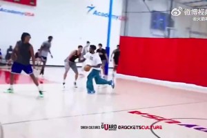 不是哥們！跳投拔起高度接近1米？??別人咋防啊