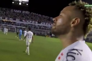 哭了！率桑托斯暫時(shí)逃離降級(jí)區(qū)，賽后踢滿(mǎn)全場(chǎng)的內(nèi)馬爾落淚