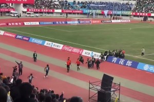 臥槽！9人涼山3-3遭樂(lè)山絕平，賽后涼山球員飛踹裁判??