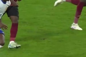 兩個技術(shù)流的交鋒！登貝萊穿襠過掉多庫，多庫甚至笑了！