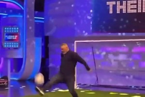 不容易??！魯尼挺著大肚子，在節(jié)目中復(fù)刻自己經(jīng)典倒鉤