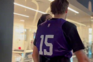 庫里49分背靠背40+！率隊反超馬刺...