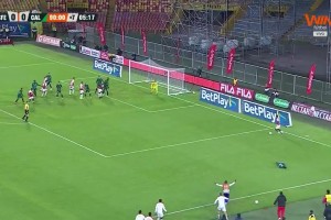 99%的球員都不會(huì)做的選擇！補(bǔ)時(shí)小角度挑射絕殺