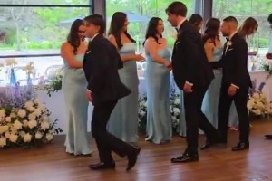 這個真可以！新郎和伴郎們跟著歐冠主題曲進場??