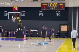 命中率還行？詹姆斯從湖人發(fā)展聯(lián)盟回歸主隊(duì)訓(xùn)練！猛練定點(diǎn)三分！