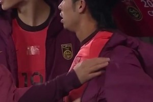 持續(xù)輸出！汪士欽被罰下后在替補席繼續(xù)飆國粹