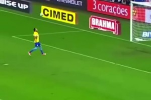 太逗了！全是名場面！球迷沖場的“有趣”時刻！嫻熟的捂臉倒地！