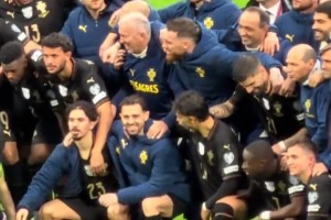 開心??！葡萄牙賽后合影慶祝晉級(jí)世界杯