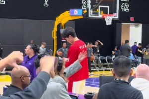 老詹：世界上沒有一支球隊(duì)是我無法融入的，我在場(chǎng)上無所不能