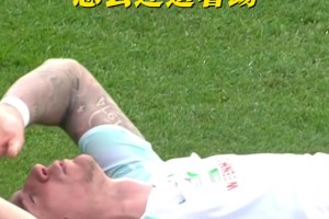 球場(chǎng)“霸凌”真可怕??！5秒鐘內(nèi)遭遇同一對(duì)手3連擊