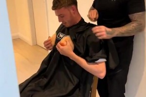 你小子！帕爾默很享受理發(fā)師的惡搞??