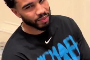 背后必有漢人指點??塔圖姆竟然還玩起了球鞋轉(zhuǎn)場~