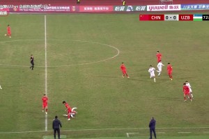 是點球嗎？楊希禁區(qū)倒地，裁判沒有吹罰點球