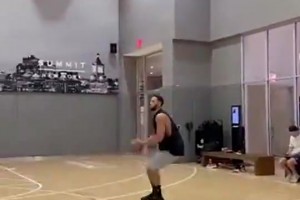 沒人吃你這套了??本·西蒙斯休賽期還苦練三分，到現(xiàn)在都沒合同