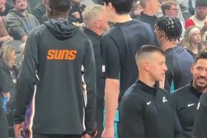 兄弟，一路平安！楊瀚森賽前和馬盧阿奇合影，中間球迷穿夏普球衣