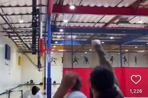 本賽季還沒(méi)出手過(guò)遠(yuǎn)投！海王休賽期曾猛練中投三分，還挺絲滑啊~