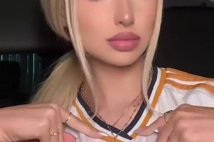 皇馬美女球迷拿著巴薩球衣：我愛皇馬，巴薩emmmm??