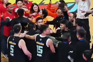 ??“浙BA”一場(chǎng)比賽后有紹興球迷沖進(jìn)場(chǎng)內(nèi)與麗水隊(duì)球員發(fā)生推搡