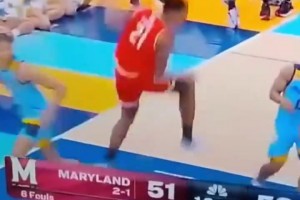 太嚇人了！NCAA驚現(xiàn)一球員扣完籃之后落地直接劈叉，扯到蛋了