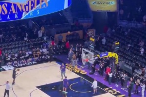 有點尷尬！詹姆斯賽前練習底角三分，怒砸籃板側(cè)邊沿！