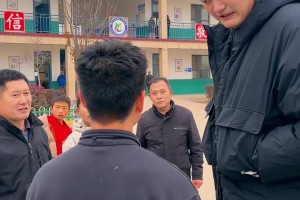 感受一下姚式幽默！姚明在河北探訪與籃球隊小球員聊天逗樂
