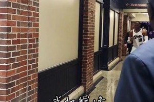 庫(kù)里老婆看到赤裸上身的肌肉猛男，立刻表示要摘下手中的戒指