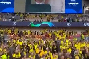 差別明顯！名場面：多特球迷看到克洛普和穆里尼奧不同的反應(yīng)！