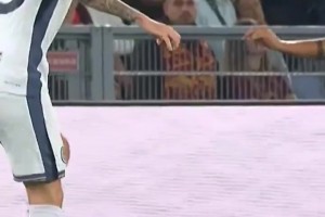 每個(gè)進(jìn)球都讓人拍案叫絕！C羅落葉任意球合集！賞心悅目！