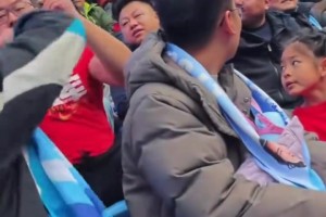 膽子真大！實(shí)拍海港球迷在大連英博主隊(duì)區(qū)險(xiǎn)些被揍??