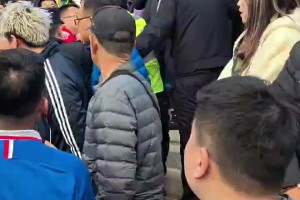 拖都拖不走！海港球迷被大連安保人員壓倒在地