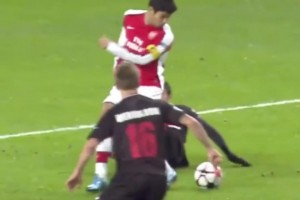 槍手美麗足球越看越上頭！愛德華多這腳后跟傳球點(diǎn)睛之筆！