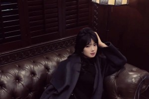 換風(fēng)格了？籃球網(wǎng)紅哎喲薇這身御姐黑絲自拍如何？