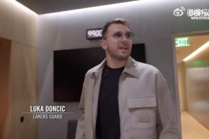 東契奇和八村壘參觀湖人主場升級后的更衣室，77和克萊伯的更衣室位置挨著！